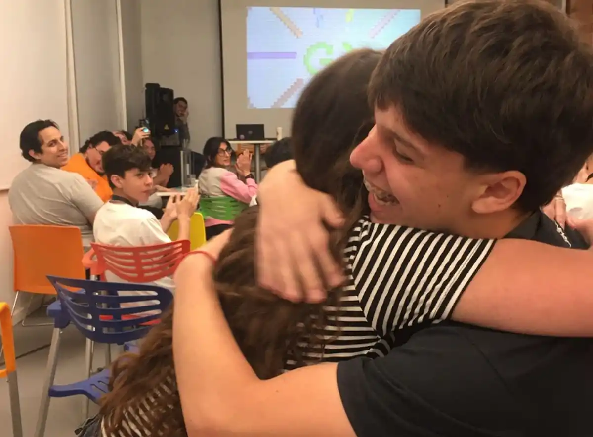 PURA EMOCIÓN. Así reaccionaron los chicos al momento de la premiación local, en la sede de Globant. / CORTESÍA GLOBANT