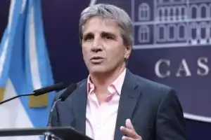 Luis Caputo defendió el sistema de bandas: “Argentina es un país muy sensible a cualquier shock”