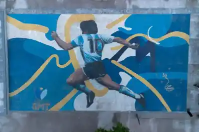 En Tucumán y en el mundo: el arte que dejó con vida a Maradona