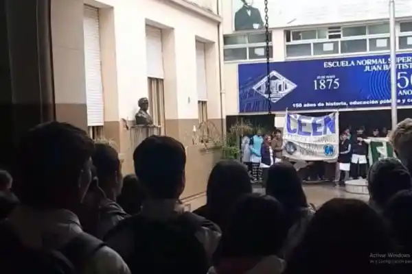 Estudiantes de la Escuela Normal: “Queremos que nos escuchen, que entiendan lo que nos pasa”