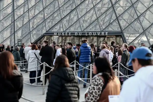 La Policía francesa detiene a cinco nuevos sospechosos del robo de joyas en el Louvre
