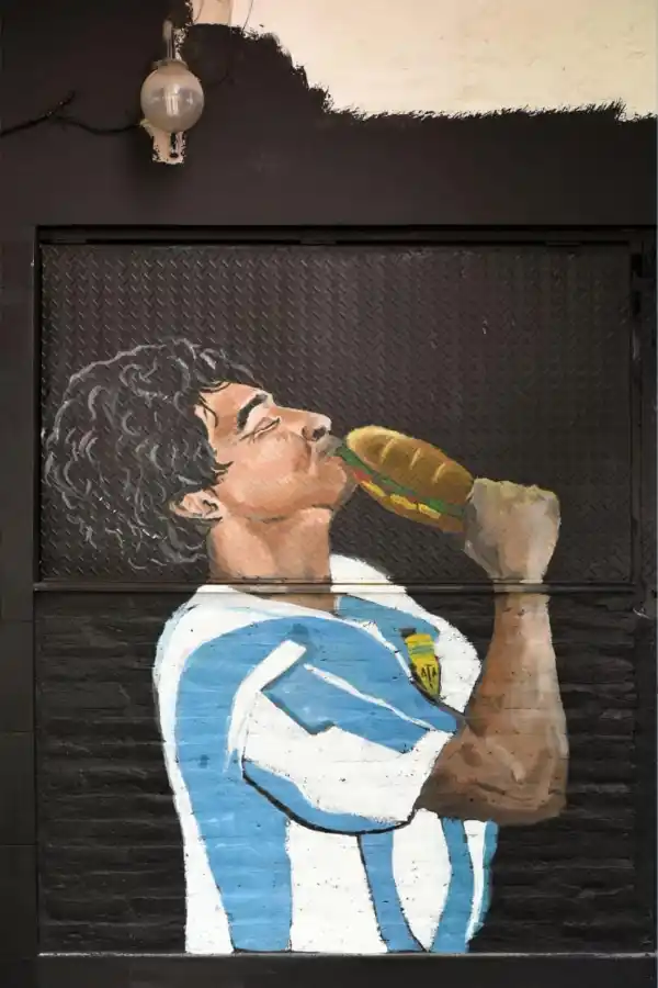 TROFEO DE MILANESA. El 10 retratado en una sandwichería de calle Maipú.