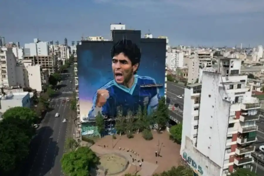 GIGANTE. El mural más grande de Diego, en Buenos Aires (por Martín Ron).