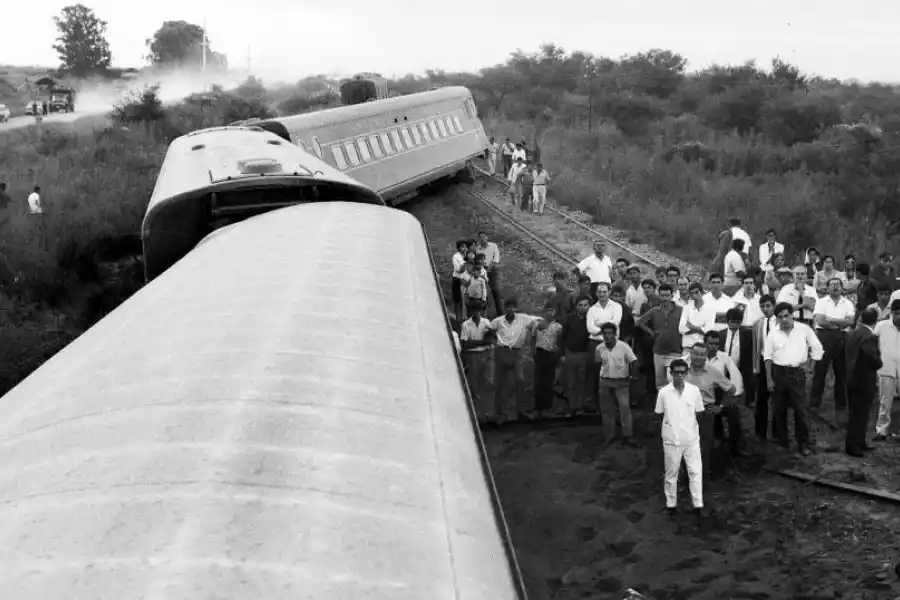 Recuerdos fotográficos: 1966. La tragedia en el tren que se dobló en U en Estación Aráoz