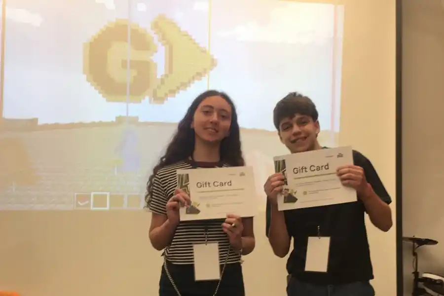 CON SUS PREMIOS. Los chicos ya recibieron sus kits gamers, que incluyen audífonos, teclado, mousepad y mouse gamer. / CORTESÍA GLOBANT