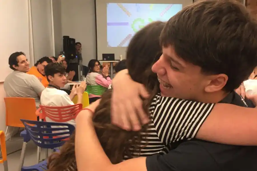 PURA EMOCIÓN. Así reaccionaron los chicos al momento de la premiación local, en la sede de Globant. / CORTESÍA GLOBANT