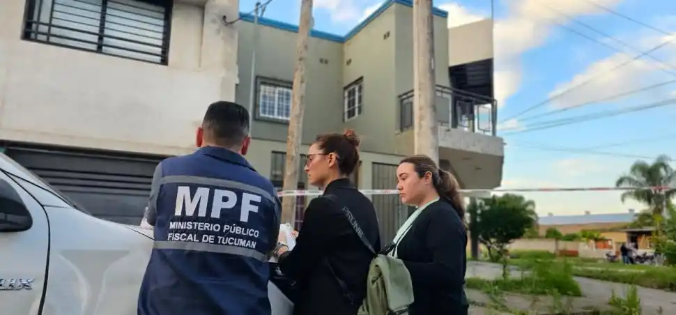 ACTUACIONES. El  fiscal Miguel Varela va recibiendo informes del trabajo que hicieron los peritos en el lugar donde se registró el crimen.