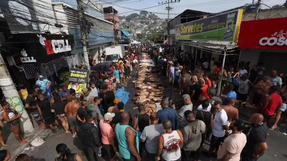 RASTREO Y DOLOR. Residentes de la favela Penha salieron a buscar a sus seres queridos y encontraron decenas de cuerpos en el bosque cercano.