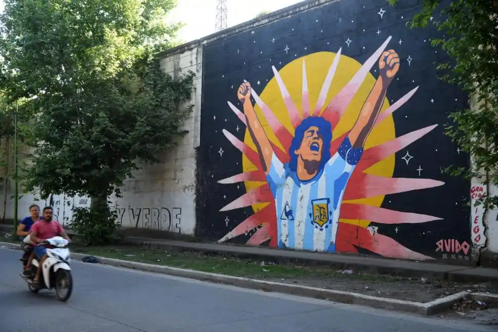 SOL NACIENTE. Diego retratado por “Ruido Rosa” (Verónica Corrales y Augusto Galluci) en los talleres de Tafí Viejo.