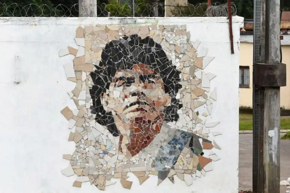 AZULEJOS. En Tafí Viejo, una imagen muy original de Diego Maradona.