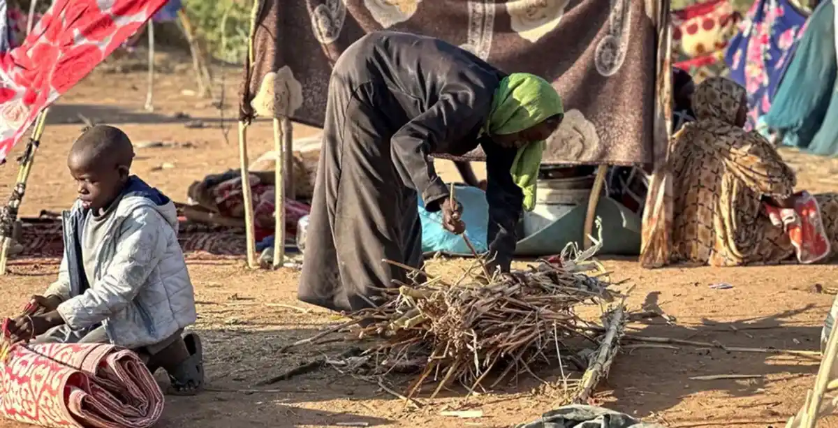 Personas desplazadas en un campamento improvisado, tras la toma de Al Fasher, en Darfur, por los paramilitares de las Fuerzas de Apoyo Rápido (FAR).