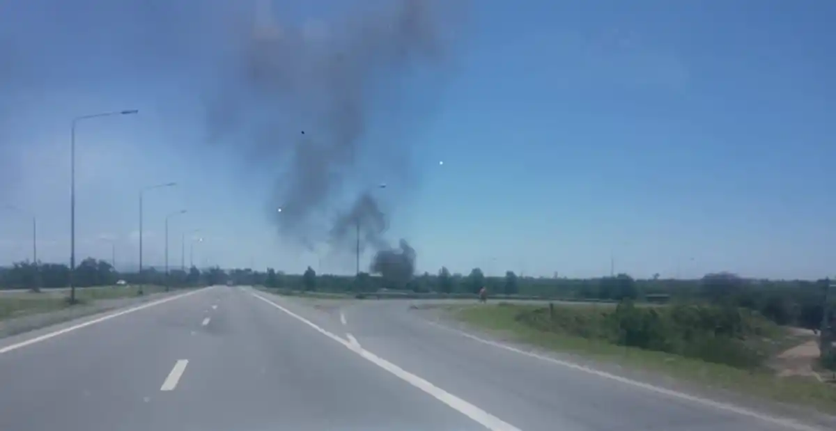 Incendio en un predio generó una densa columna de humo en el acceso a la capital