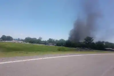 Incendio en un predio generó una densa columna de humo en el acceso a la capital