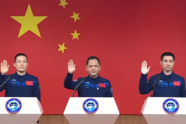 600x400_hongzhang-lu-fei-durante-ceremonia-despedida-se-hizo-region-desertica-gobi-1110541-135549.webp