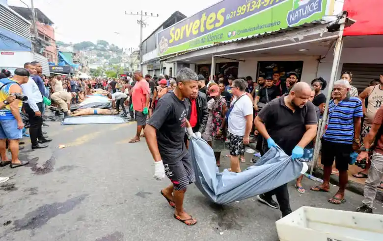 HORROR. Los cuerpos fueron llevados por los vecinos hasta una plaza.