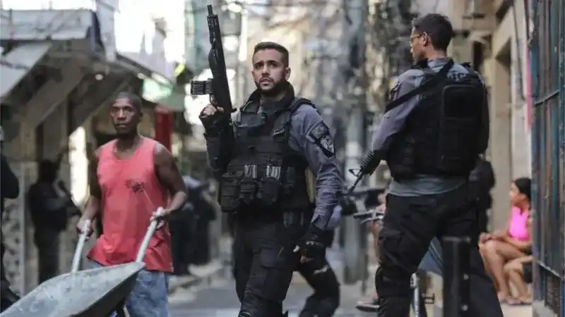 CIUDAD TOMADA. Durante la madrugada del miércoles, la policía militar abrió fuego en barrios muy poblados, en busca de “narcoterroristas”.