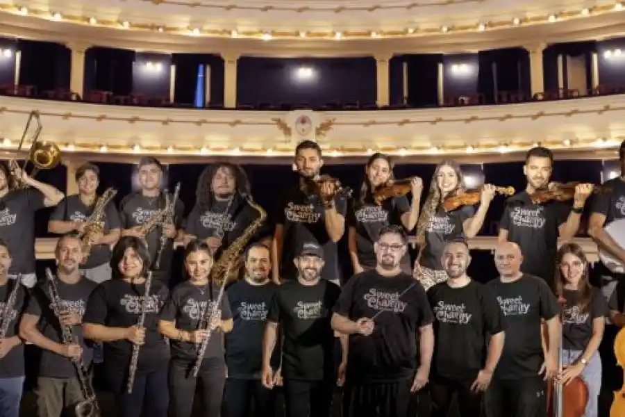 RESPONSABLES DE LOS SONIDOS. Fotomontaje de los miembros de la Banda Sinfónica de la Provincia, que brilla cada noche en “Sweet Charity”.