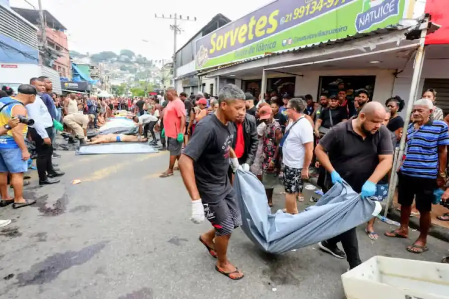 HORROR. Los cuerpos fueron llevados por los vecinos hasta una plaza.