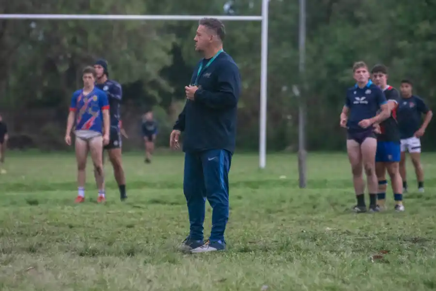 Emilio Valdez, entrenador de Los Naranjitas M-17.