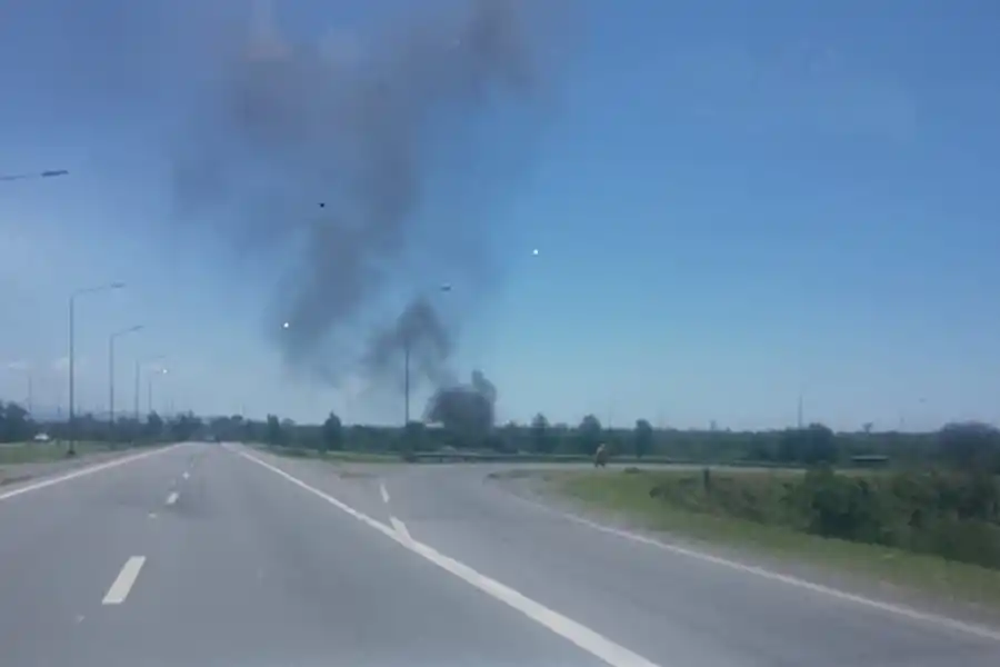 Incendio en un predio generó una densa columna de humo en el acceso a la capital