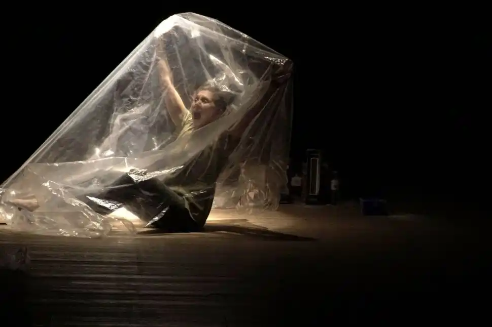 PAPEL Y PLÁSTICO. Cecilia Piazza protagoniza “Estoy acá”, construida a partir de su investigación escénica.