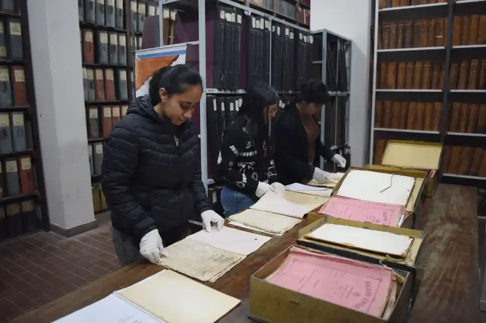 PRESERVADOS. Los expedientes llevan guardados siglos en latones y deben ser manipulados con mucho cuidado.