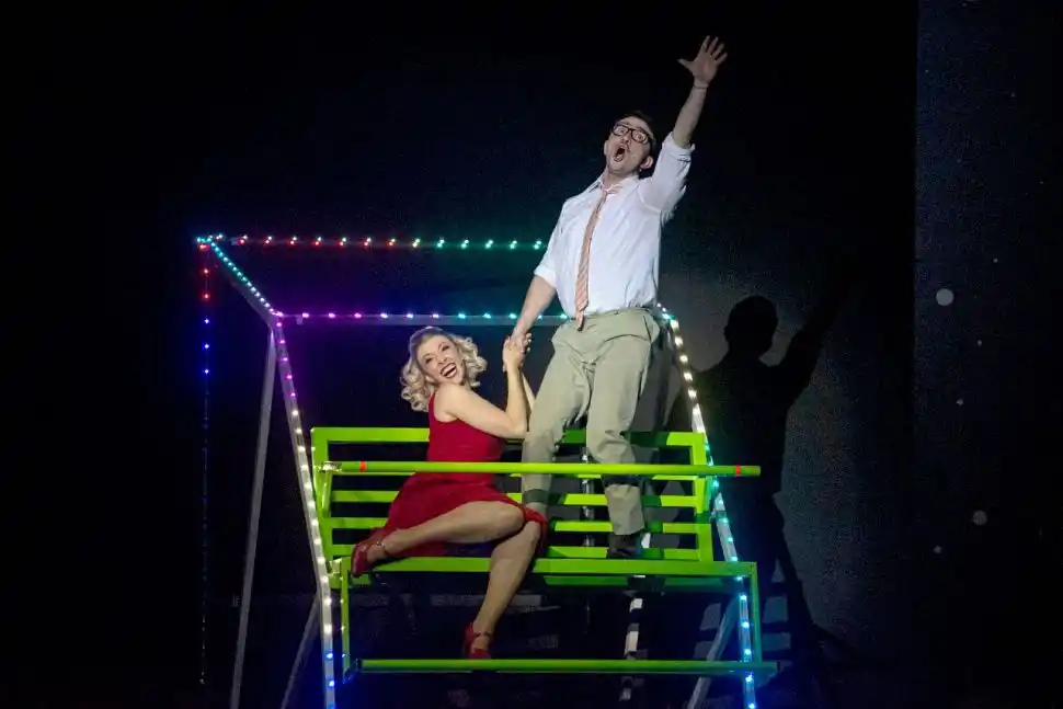 LA ESCENA. Charity (Andrea Barbá) y Oscar (Joel Alonso Quírico) en la “vuelta al mundo”. ¿Será el inicio de un gran amor?