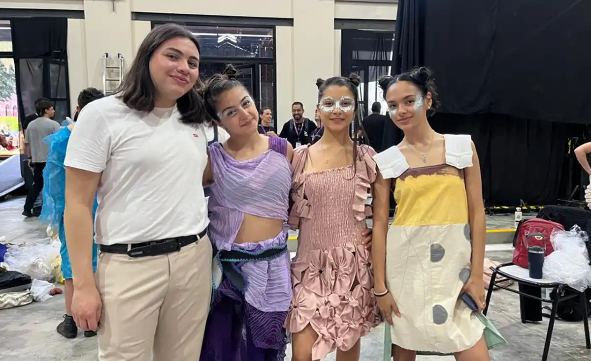 DISEÑOS. Las prendas jugaron con líneas orgánicas, volumen y texturas. 