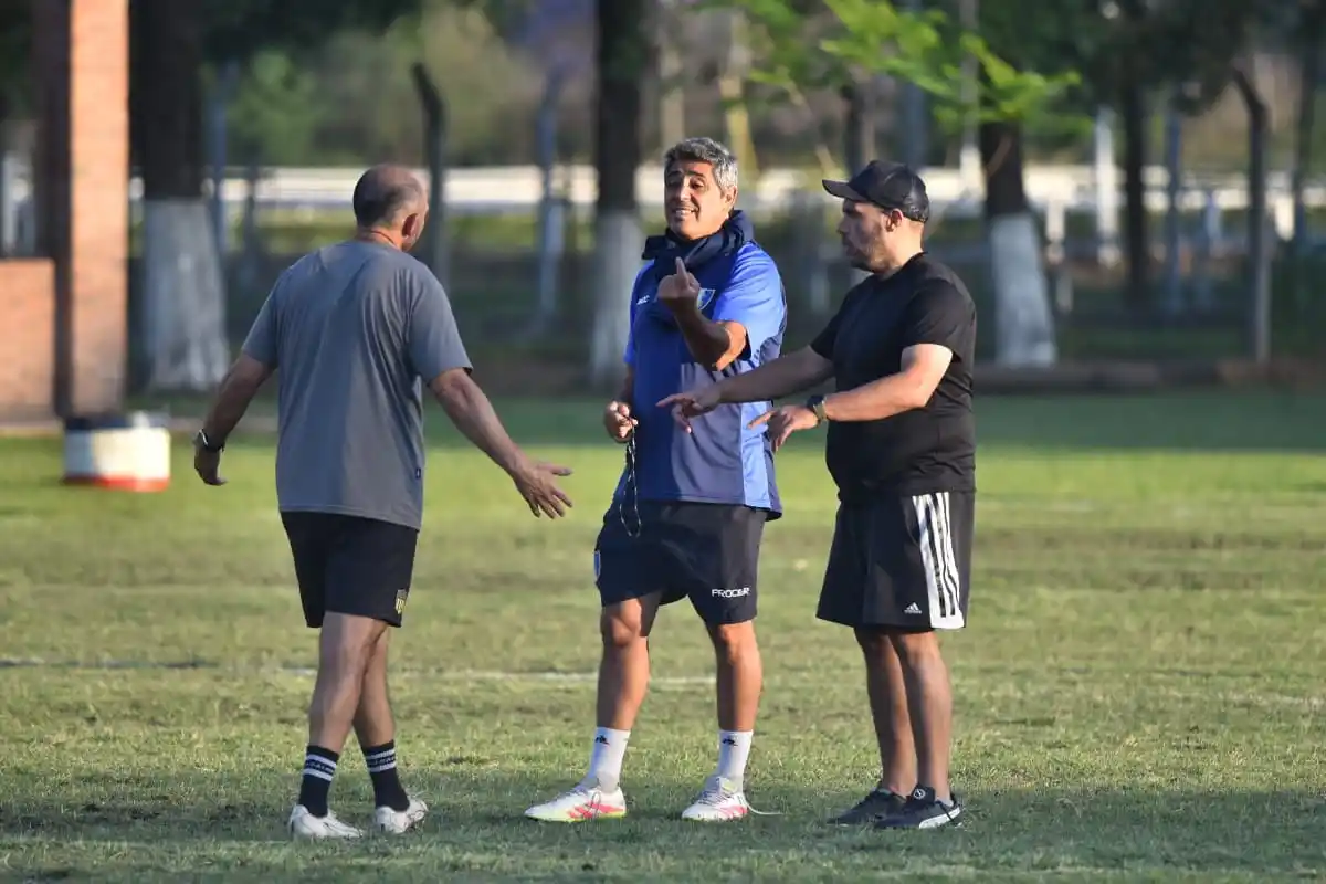 Bascary analiza una jugada junto a su staff.