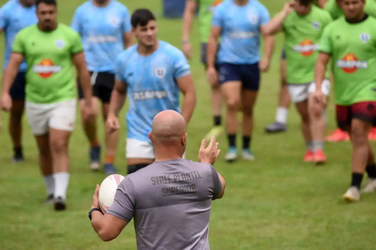 Figueroa da una indicación a sus dirigidos.