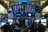 Los bonos en dólares extienden la suba y el riesgo país marca un mínimo de 15 días tras el anuncio de Caputo