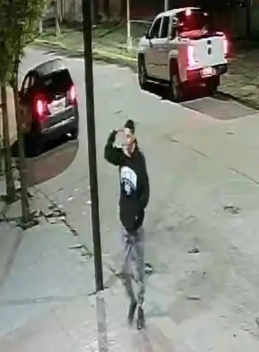 PRUEBA CONTUNDENTE. Los investigadores descubrieron que Marcos Videz había bajado de la camioneta de la víctima para comprar cerveza.