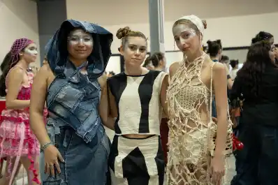 Tres estudiantes de Diseño Textil visten a la fundadora Lonac y la llevan a la pasarela