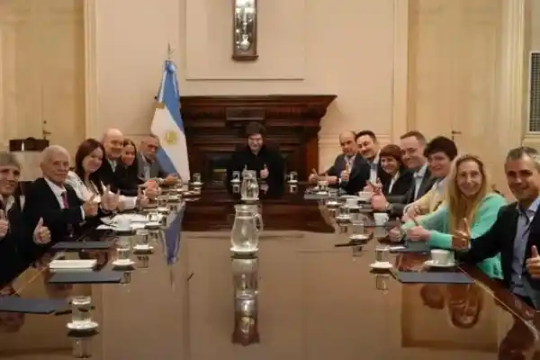 Cimbronazo en el Gobierno por la renuncia de Francos y de Catalán