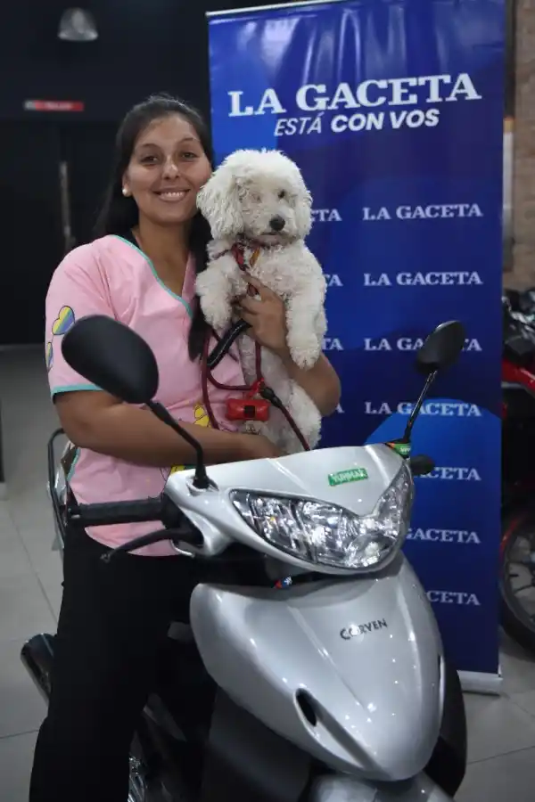 SONRIENTE. Luciana posó con su mascota y su nueva Corven Mirage.
