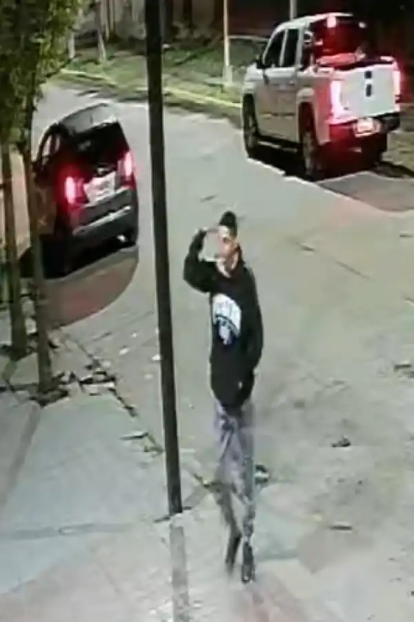 PRUEBA CONTUNDENTE. Los investigadores descubrieron que Marcos Videz había bajado de la camioneta de la víctima para comprar cerveza.