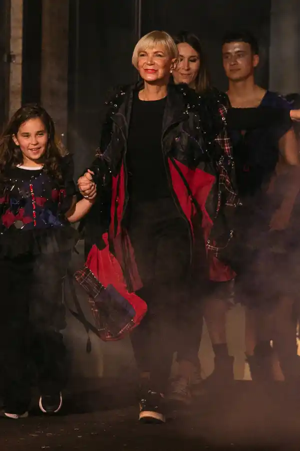 GENERACIONES. Catalina Lonac y su nieta lucieron los diseños de las alumnas Virginia Jiménez, Luciana Olivera Arauz y Celeste Serrano en el desfile “Fragmentos del futuro”.