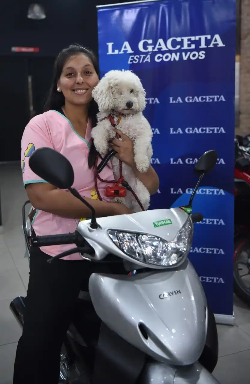 SONRIENTE. Luciana posó con su mascota y su nueva Corven Mirage.