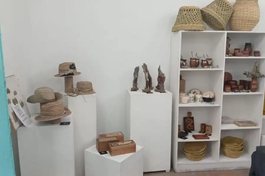 VARIEDAD. Entre otros productos, se ofrecen tallas, joyería y cestería.