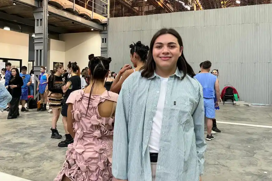 DESFILE. Lucas Quinteros, alumno de primer año, presentó sus primeros diseños en “Fragmentos del futuro”.