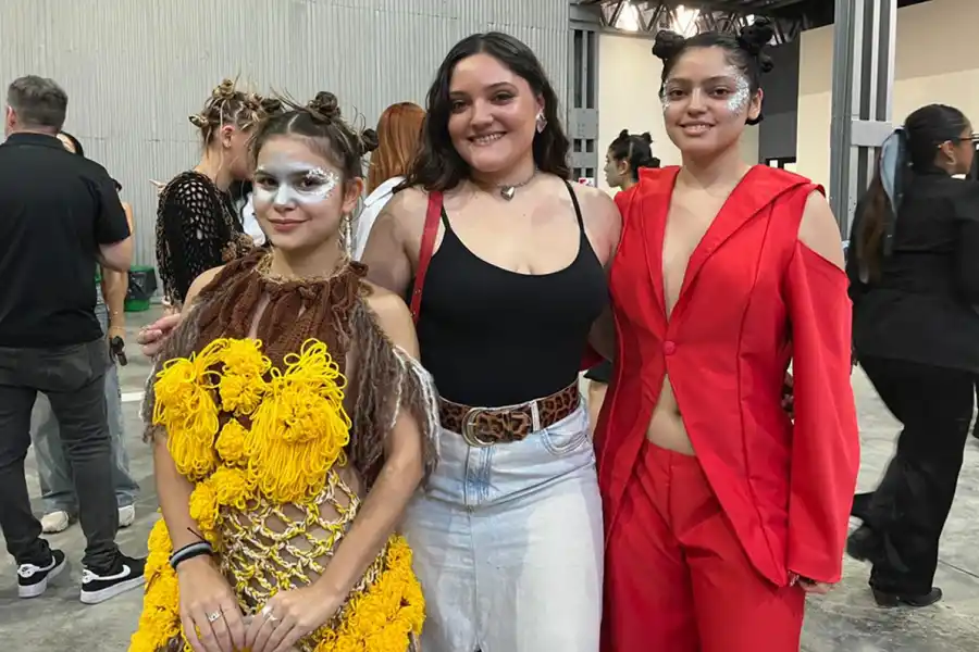 DISEÑOS. La estudiante de segundo año mostró sus creaciones inspiradas en la flor diente de león.