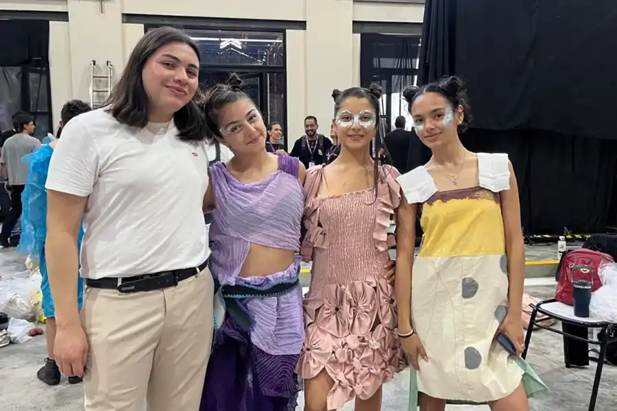 DISEÑOS. Las prendas jugaron con líneas orgánicas, volumen y texturas. 