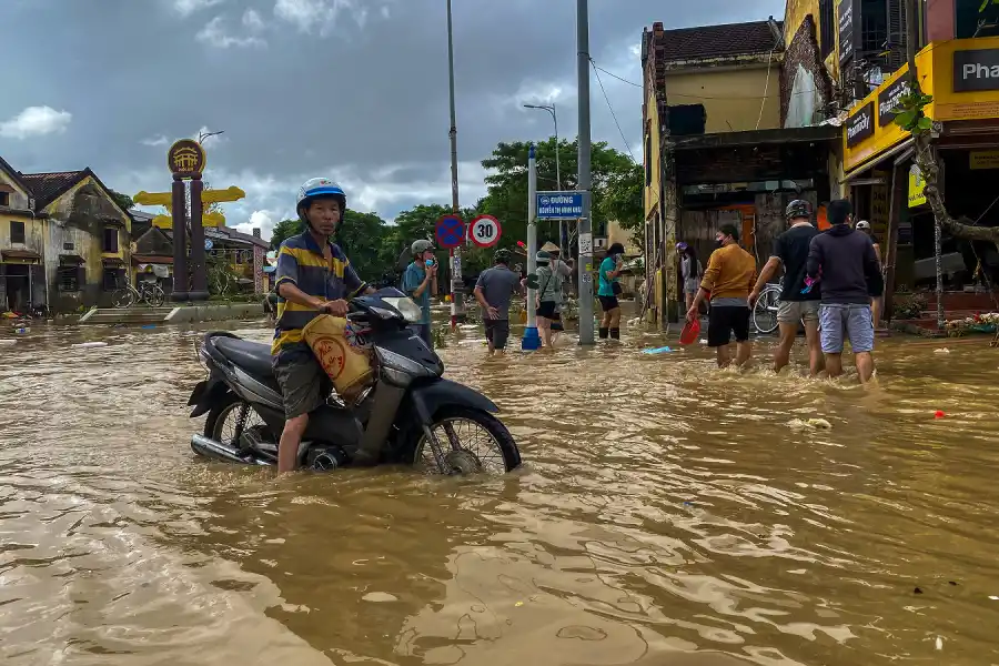 Un fuerte temporal hizo estragos en las principales ciudades de Vietnam