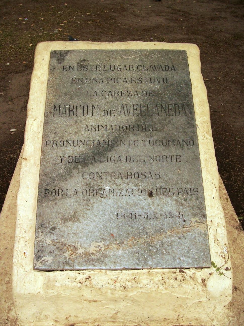 EL PUNTO EXACTO. Una placa conmemorativa en la plaza Independencia recuerda un evento horroroso.