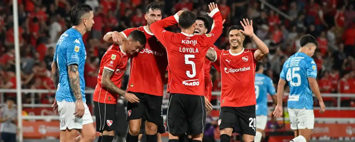 CONTRASTE. Los jugadores de Independiente celebran uno de los goles; los 