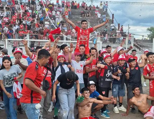 FESTEJO. Garmendia FC, con su gente en cancha de Sportivo Guzmán. la gaceta/ foto de carlos oardi