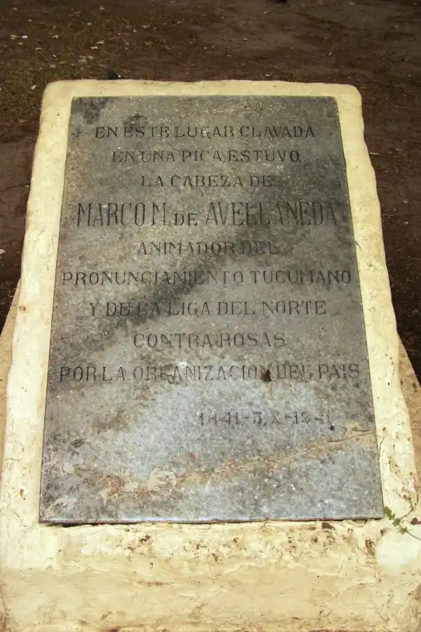 EL PUNTO EXACTO. Una placa conmemorativa en la plaza Independencia recuerda un evento horroroso.