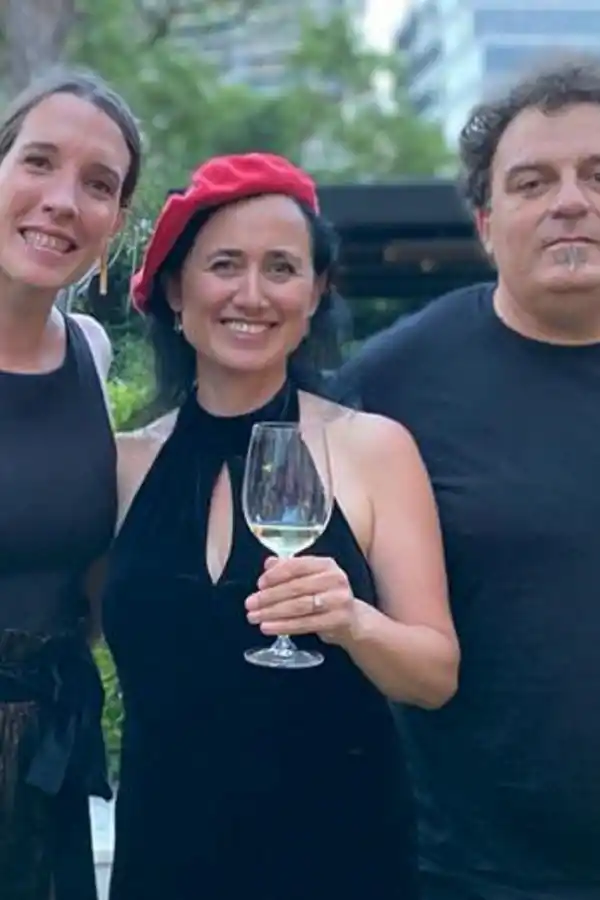 REFERENTES. La sommelier tucumana junto a Laura Catena y Alejandro Vigil, de la bodega Catena Zapata. 