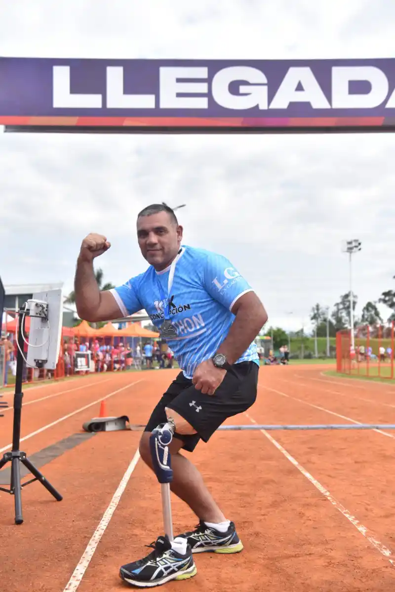 FESTEJO. Eduardo Rodríguez sonríe luego de haber completado el recorrido.