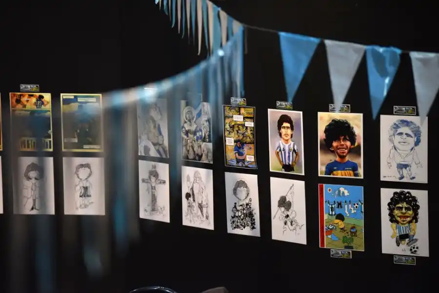 DISTINTAS MIRADAS. La figura del ídolo se reproduce en diferentes dibujos.